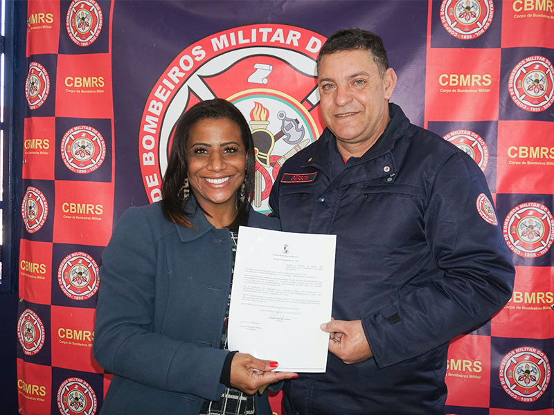 Pelotas: Vereadora Daiane Dias entrega Decreto Legislativo no Corpo de Bombeiros