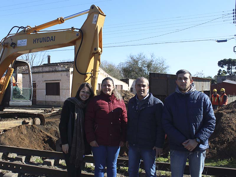 Pedro Osório: Está em andamento a drenagem sob os trilhos da linha ferroviária