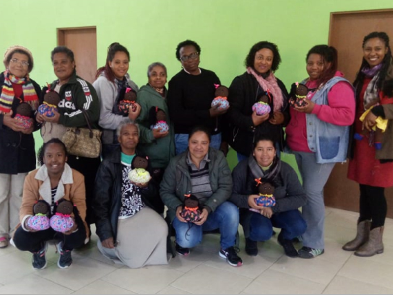Oficinas de bonecas negras são realizadas com mulheres quilombolas de Morro Redondo