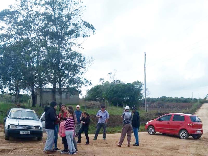 Assentados bloqueiam passagem para pressionar Prefeitura de Piratini a consertar estradas