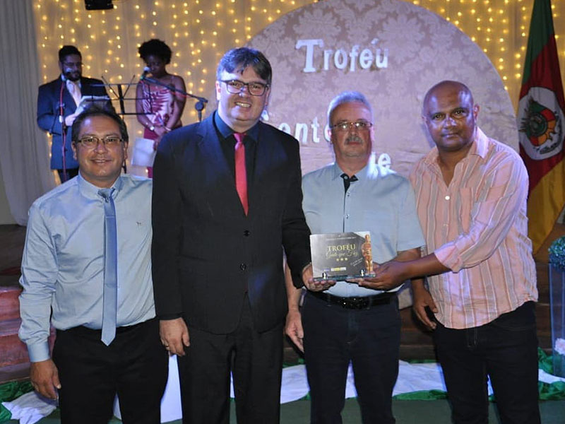 Jornal Tradição Regional é homenageado com o troféu Gente que Faz em Piratini