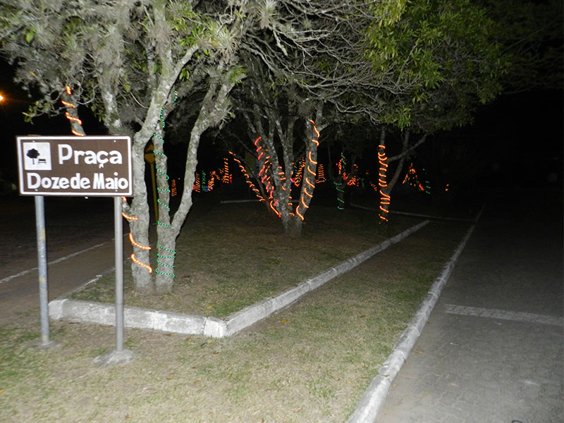 Morro Redondo: praça Doze de Maio conta com decoração natalina