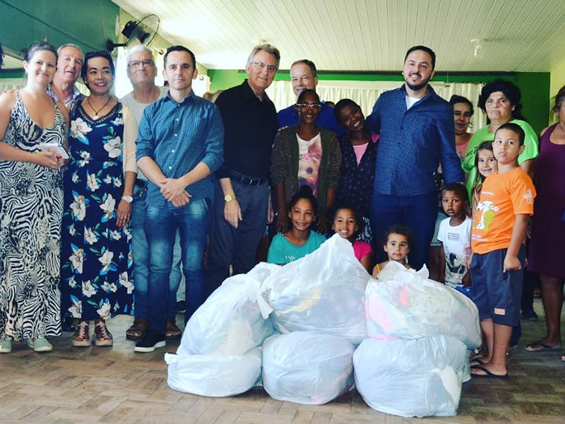 Pelotas: Centenas de roupas são entregues para o Instituto Lar de Jesus