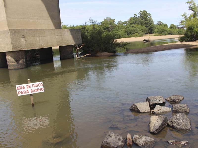 Prefeitura de Cerrito sinaliza áreas de risco de afogamento no rio Piratini