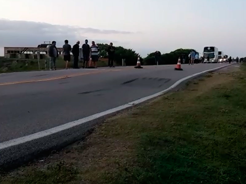 Trânsito na BR-471 é liberado em meia pista e pare e siga para aliviar congestionamento