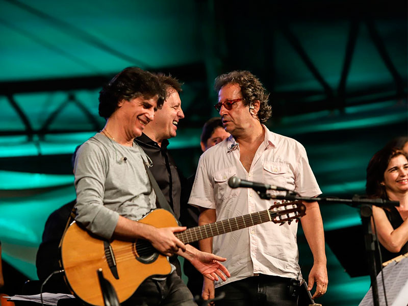 Kleiton & Kledir e Orquestra de Câmara do Theatro São Pedro emocionam público com espetáculo na Praia do Laranjal