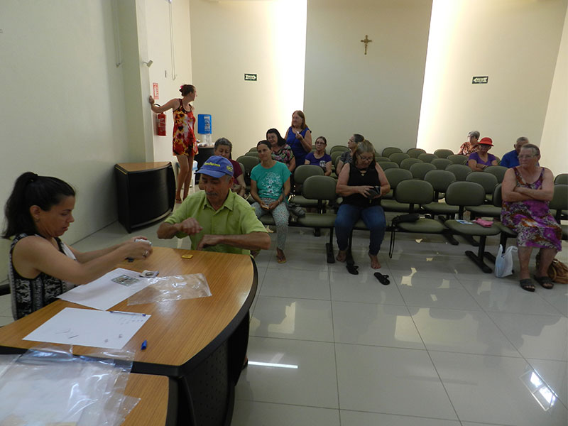 Idosos realizam carteirinha do idoso em Morro Redondo