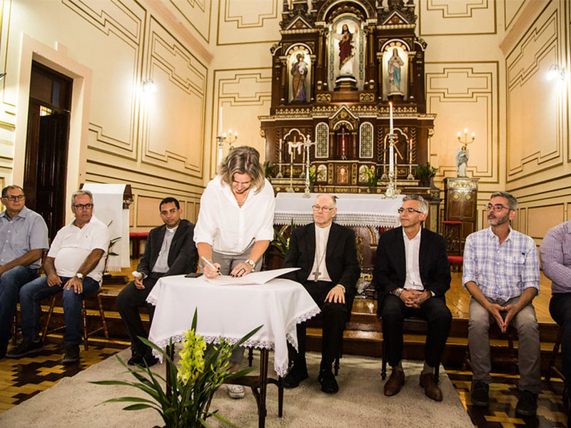 Prefeita de Pelotas assina lei que torna a Igreja do Porto patrimônio histórico municipal