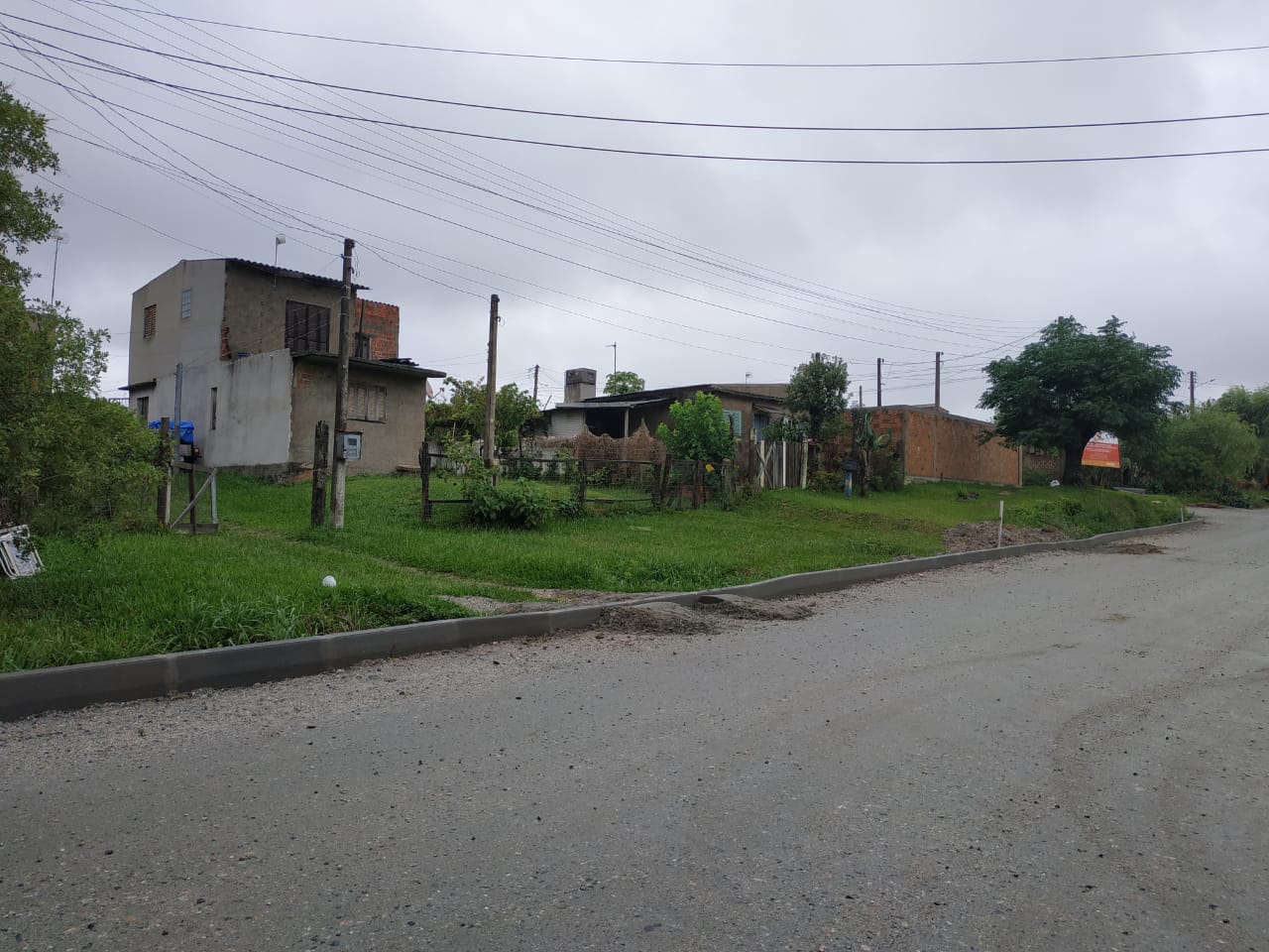 Pelotas: Vias em obras no Dunas e no Obelisco recebem meios-fios