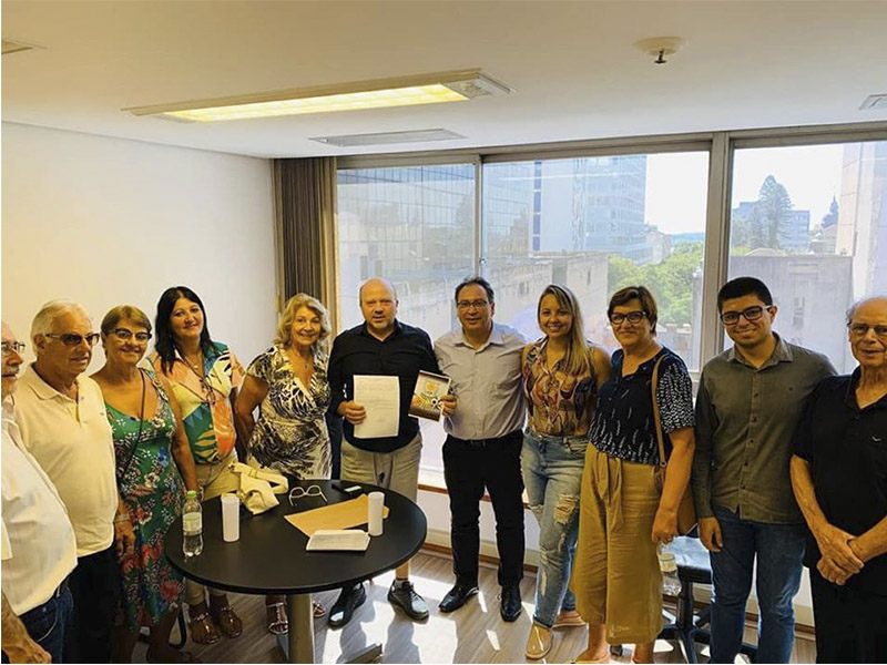 Comitiva da Apae de Piratini participa de agenda para buscar recursos à instituição