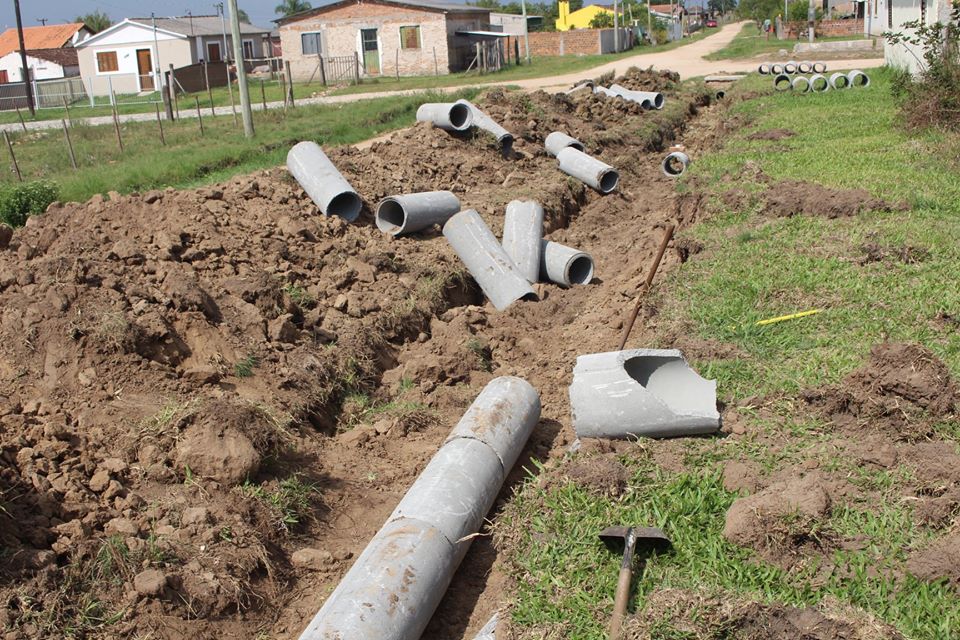 Prefeitura de Cerrito realiza colocação de tubulação na rua Leandro Vieira Júnior