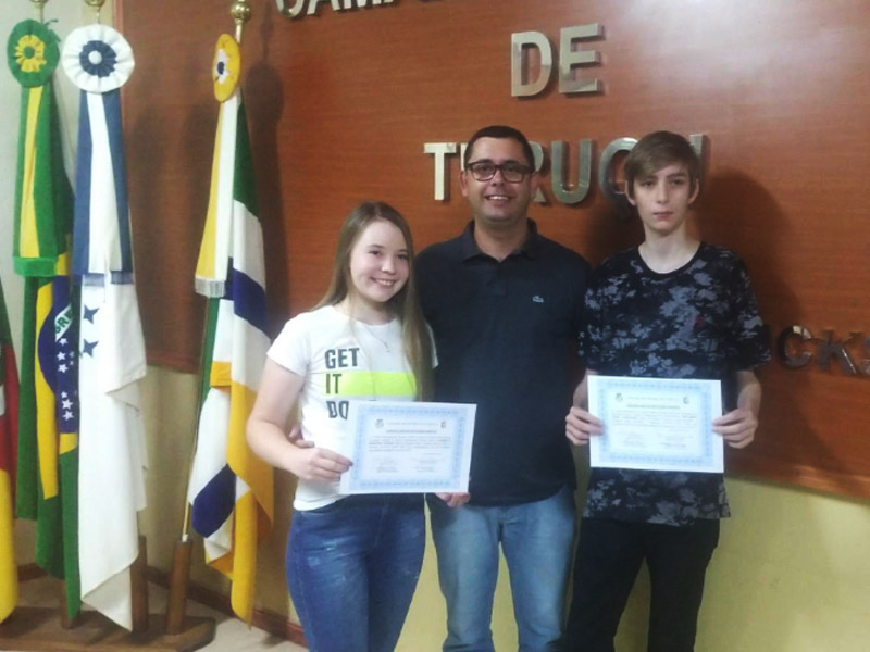 Aluno Nota 10 homenageia estudantes de Turuçu com maior média escolar em 2019