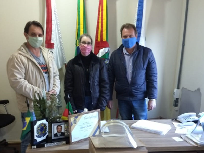 Copes efetua entrega de máscaras doadas pela Taurus em Morro Redondo