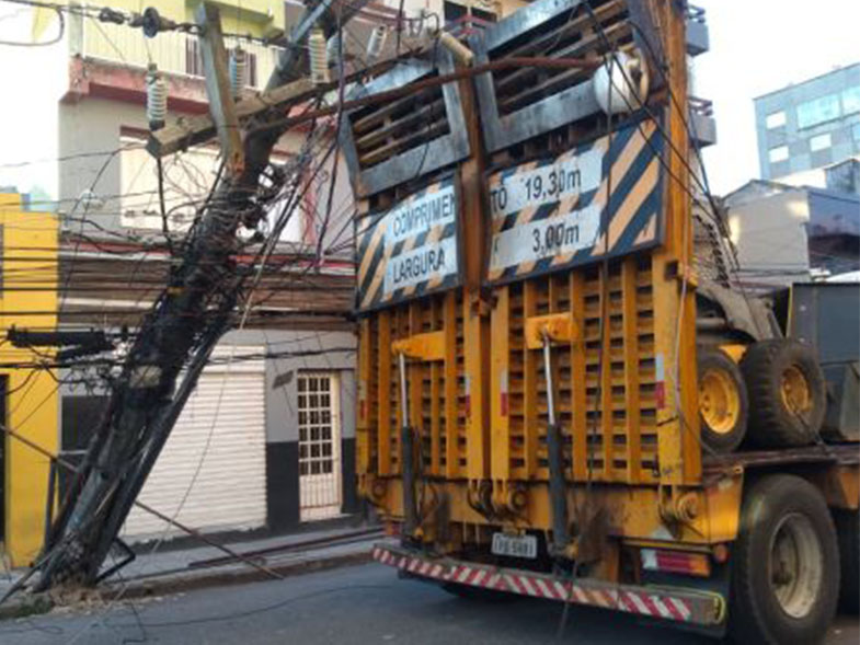 Caminhão derruba postes no Centro de Pelotas