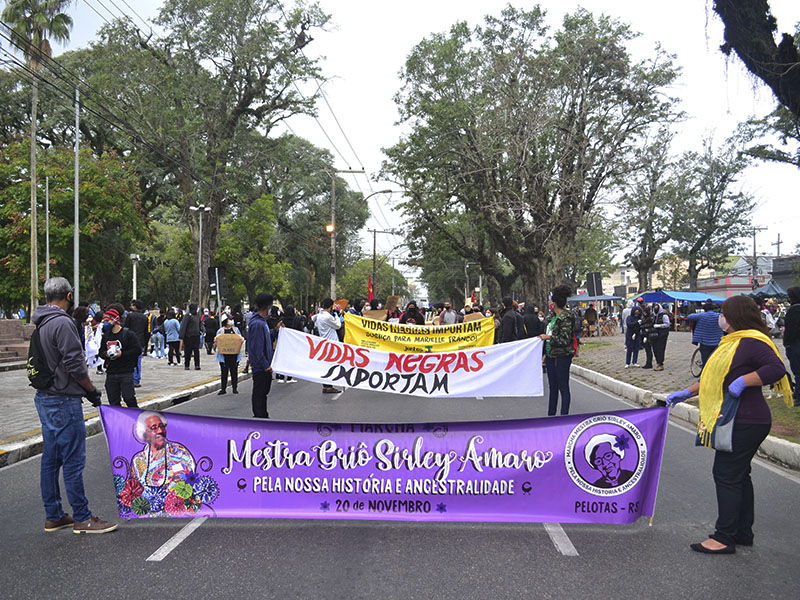Manifestantes vão às ruas de Pelotas neste domingo (7)
