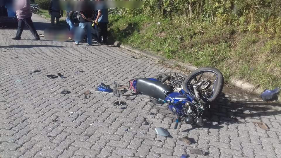 Acidente entre caminhão e moto deixa ferido em Morro Redondo