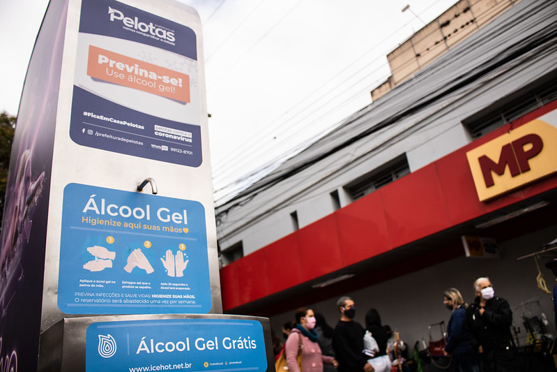 Dispensador de álcool gel é instalado no Calçadão de Pelotas