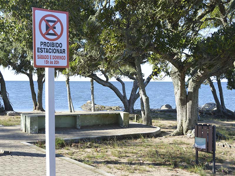 Placas alertam para a proibição de estacionamento na praia de São Lourenço do Sul