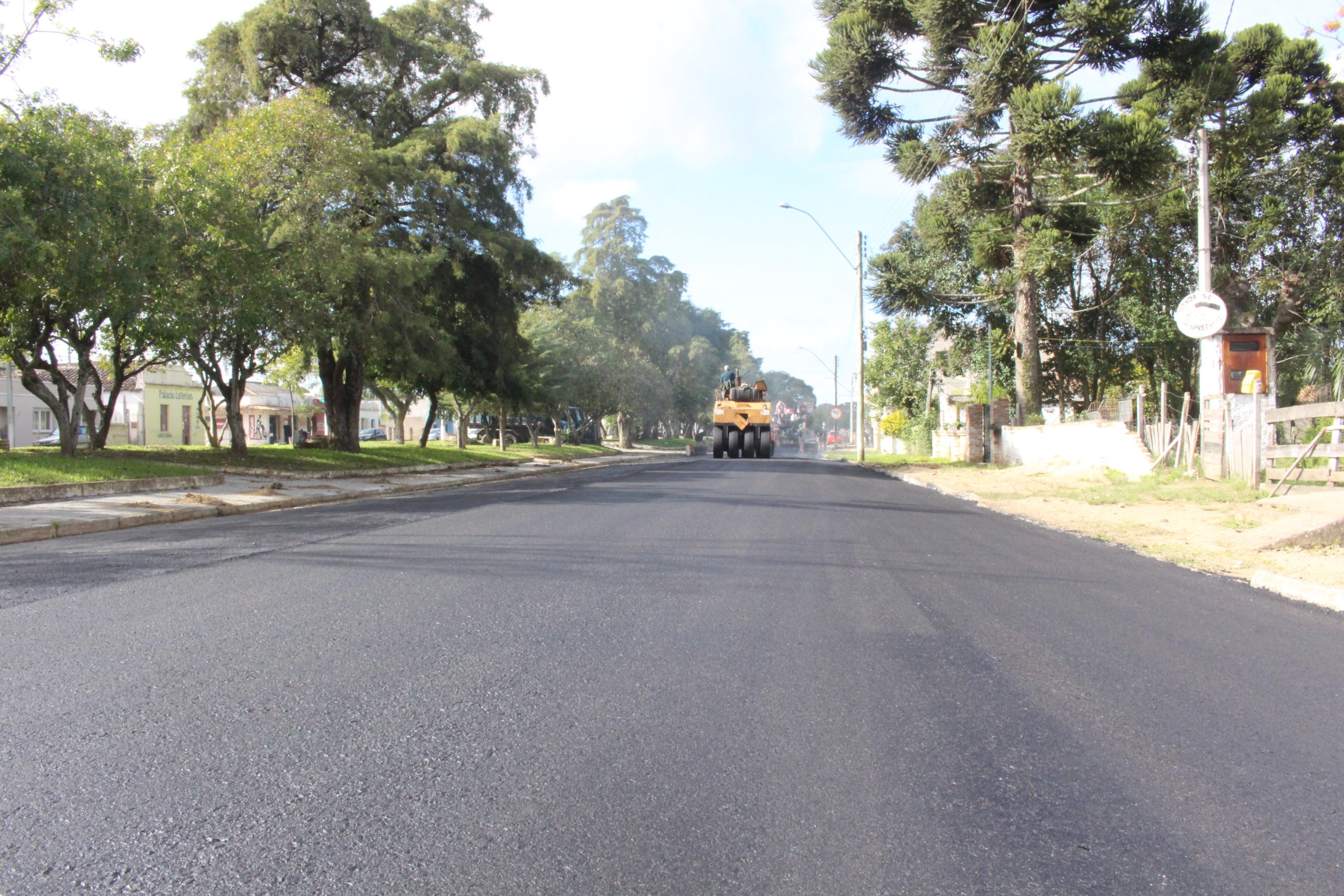 Cerrito: Avenida Flores da Cunha recebe a segunda camada asfáltica
