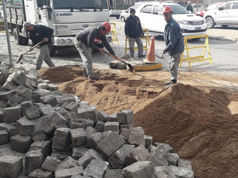 Pista de trecho da avenida Fernando Osório é refeita em Pelotas
