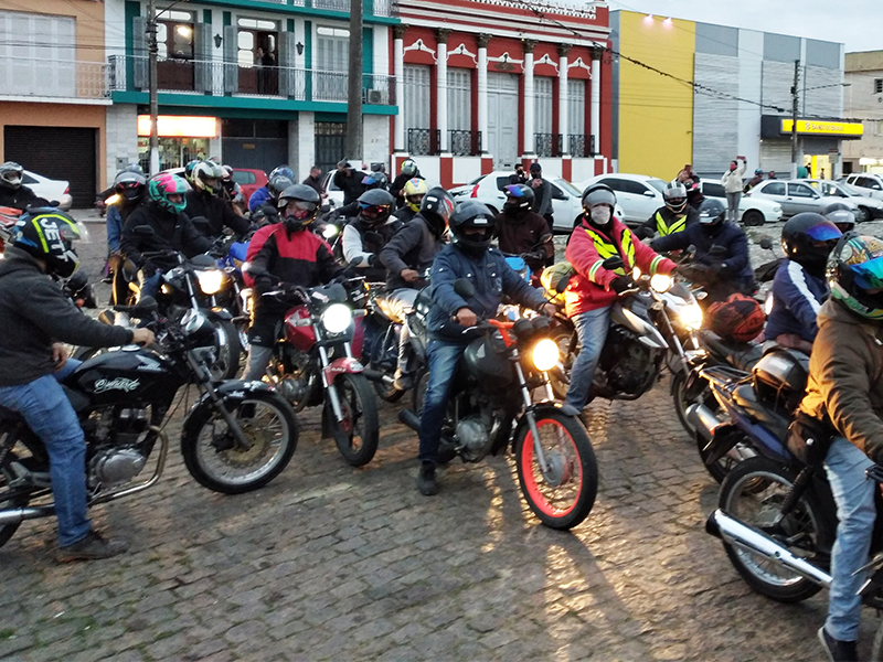 Mototaxistas realizam protesto em Jaguarão