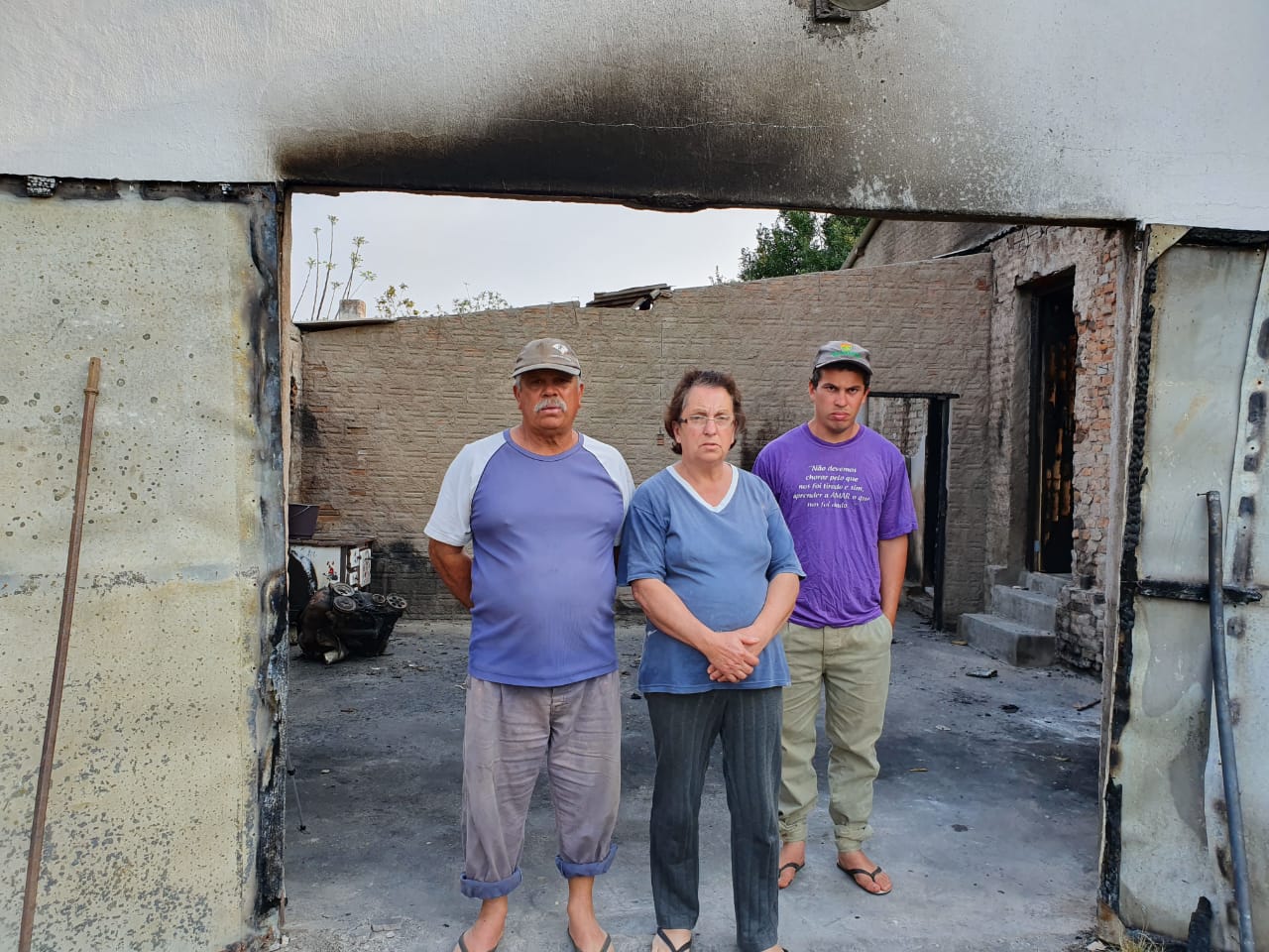 Após ter casa destruída pelo fogo, família de Piratini espera ajuda para recomeçar