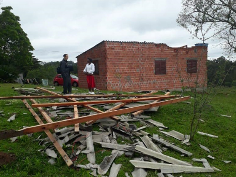Temporal deixa casas destelhadas em Morro Redondo