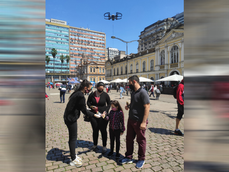 Empresa pelotense surpreende com entrega de biscoito usando drone em Porto Alegre