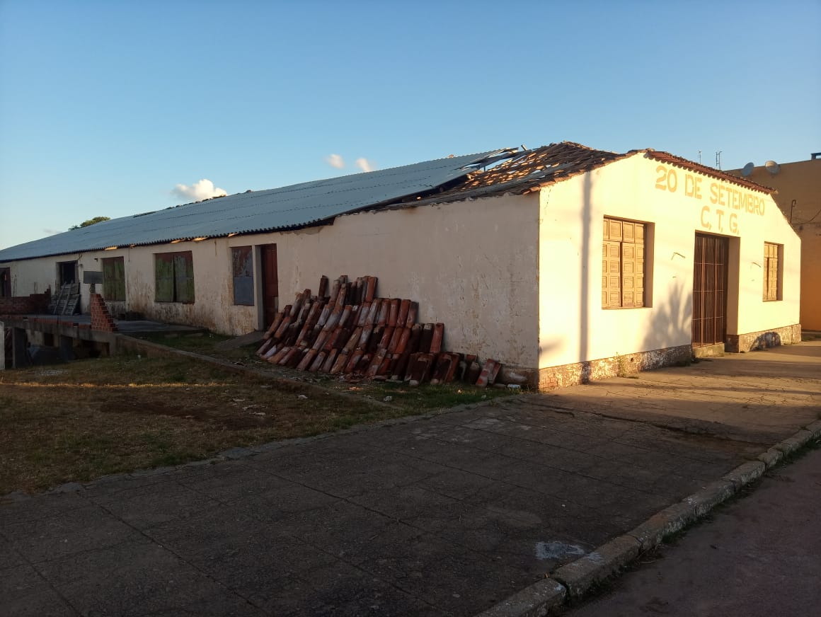 Obras no 20 de Setembro CTG de Piratini avançam e telhado está quase finalizado