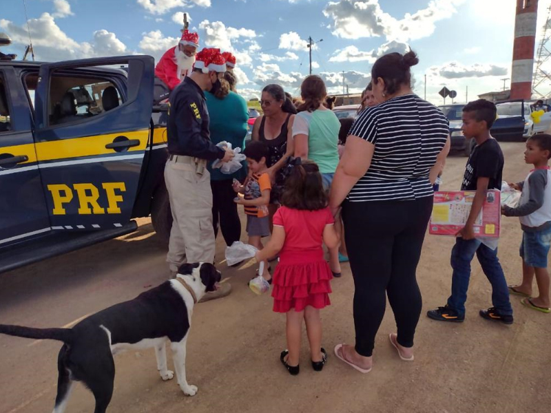 PRF participa de ação solidária e transporta Papai Noel em Jaguarão