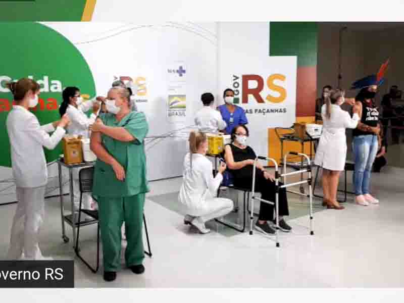 Cinco pessoas são vacinadas contra Covid-19 em cerimônia no Hospital de Clínicas de Porto Alegre