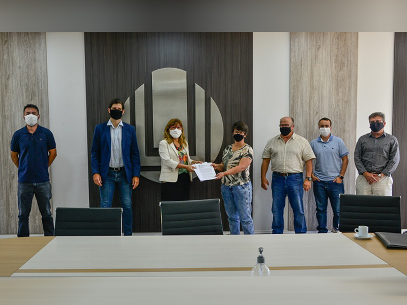 Reitora da FURG assina contrato para obras de novo prédio em São Lourenço do Sul