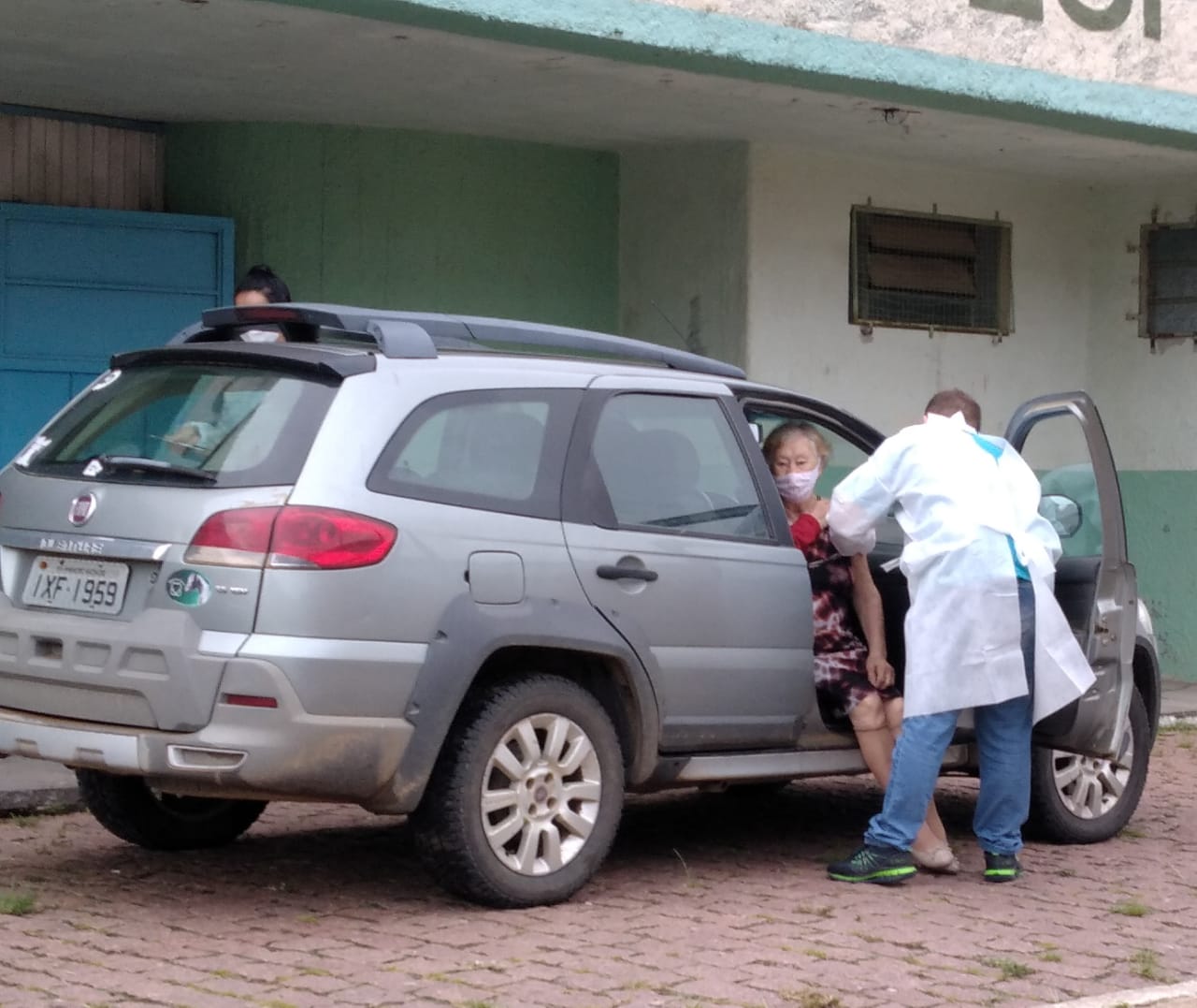 Secretaria de Saúde realiza drive thru para vacinação contra a Covid-19 em Pinheiro Machado