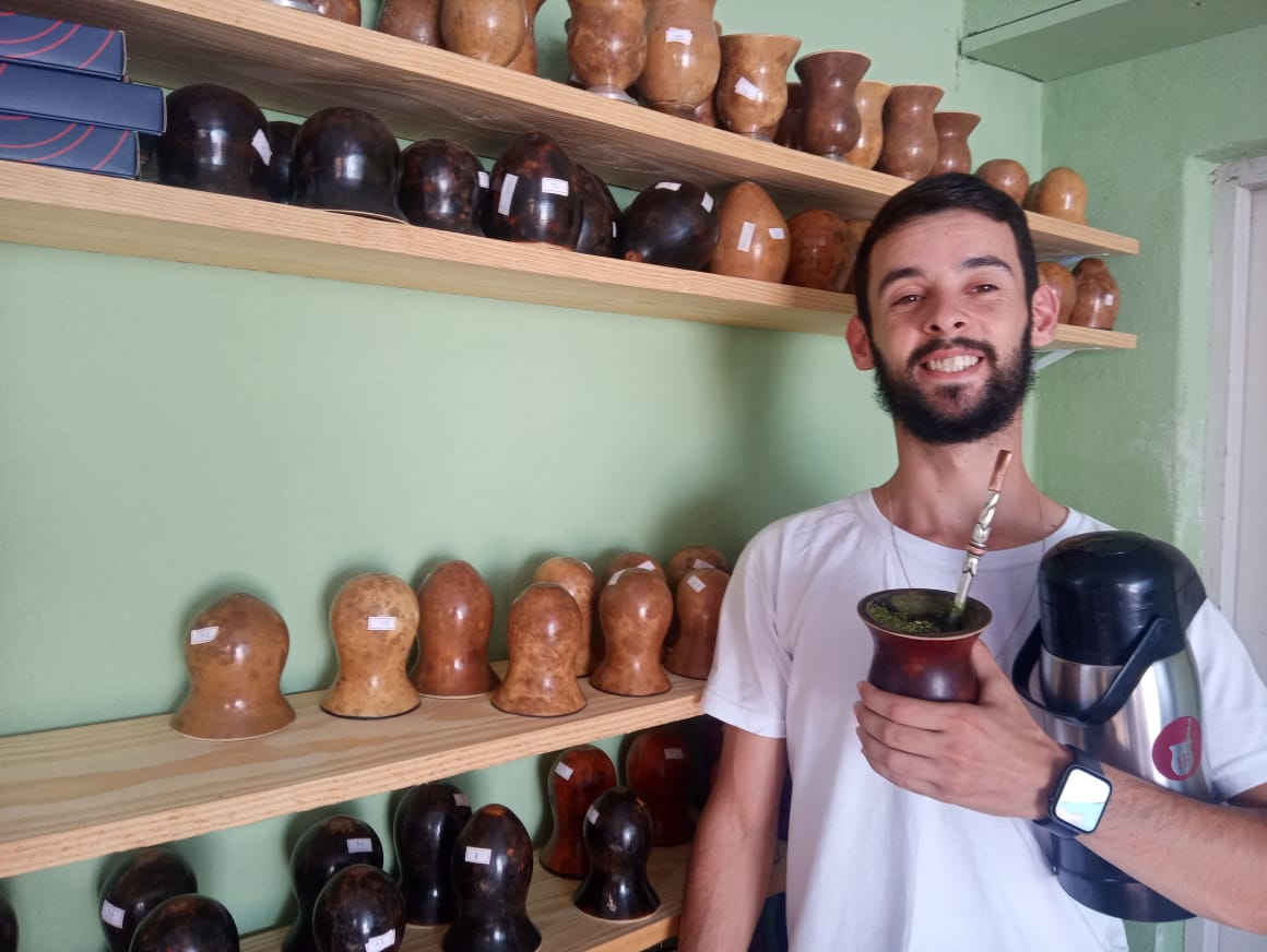 Jovem empresário piratiniense faz sucesso vendendo cuias para o Brasil e exterior