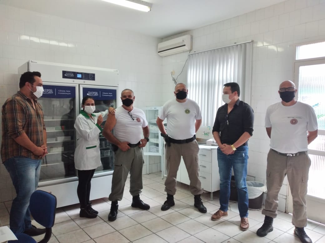 Profissionais da segurança pública são vacinados em Pinheiro Machado