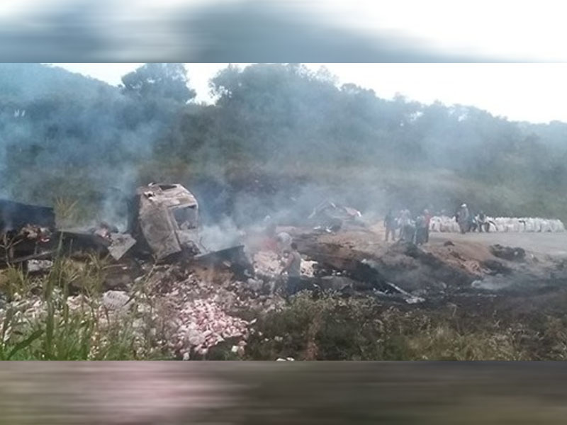 Próximo a Pinheiro Machado, caminhões pegam fogo após acidente na BR-293