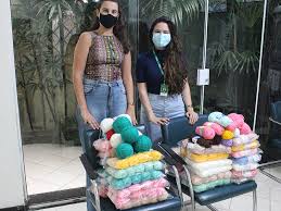 Unimed Pelotas doa novelos de lã para campanha Bouquet do Amor