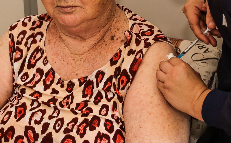 Pelotas: Idosos institucionalizados começam a receber 4ª dose da vacina