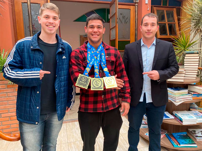 Vereador Carlos Júnior recebe campeão mundial de jiu-jitsu