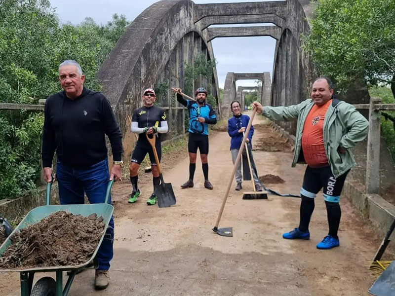 Arroio Grande: Grupo de ciclistas realiza limpeza na Ponte de Mauá