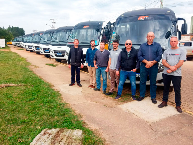 Prefeitura de Piratini apresenta frota de veículos comprada da concessionária Sobre Eixo