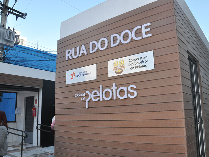 Rua do Doce é inaugurada em Pelotas