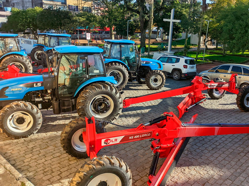 Prefeitura de Canguçu recebe seis novos tratores