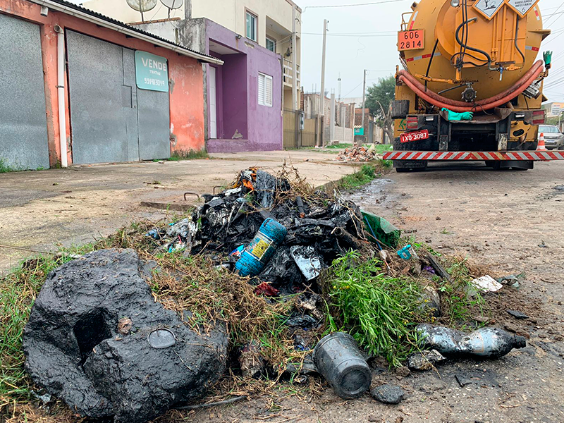 Pelotas: Sanep limpa rede pluvial na Vila Farroupilha