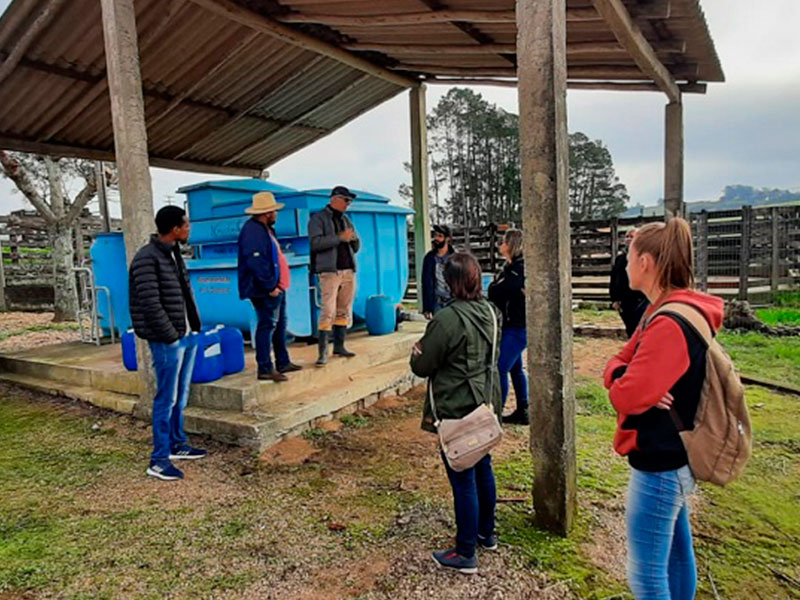 Alunos de Gestão Ambiental da FURG-SLS acompanham processo produtivo de abatedouro