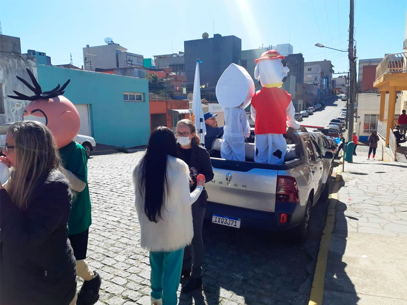 Carreata com personagens infantis divulga vacinação pelas ruas de Canguçu