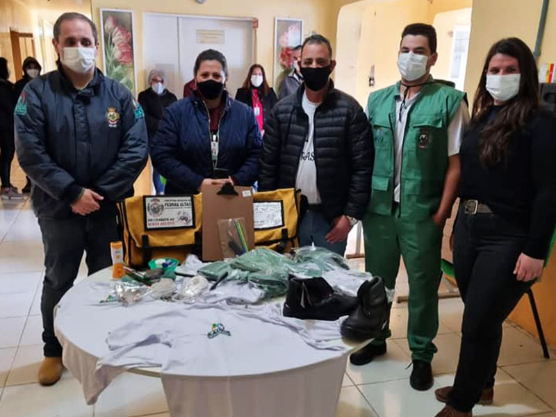 Prefeitura de Pedras Altas realiza entrega de uniformes para agentes de endemias