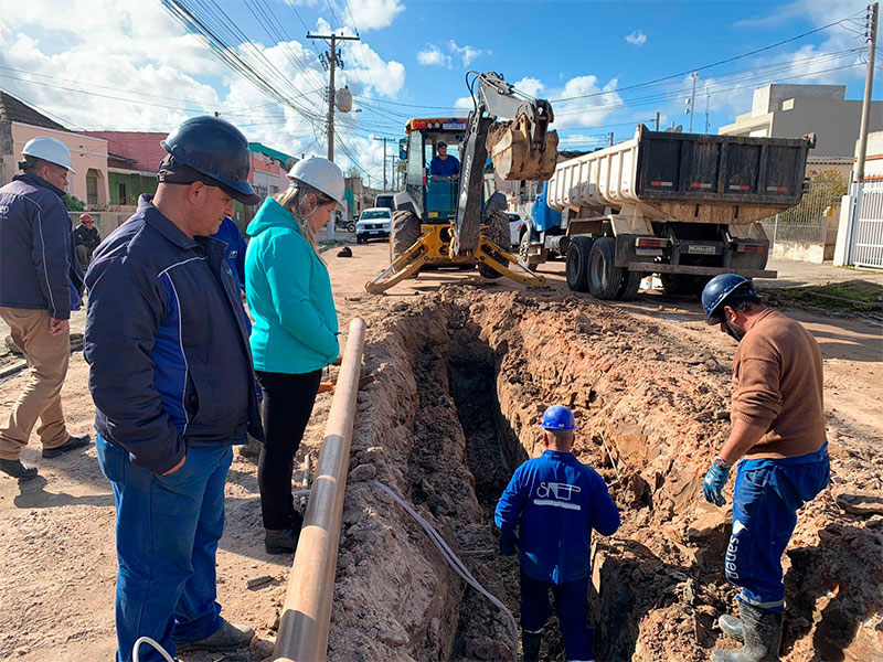 Pelotas: Rua Antônio Leivas Leite recebe instalação de esgoto