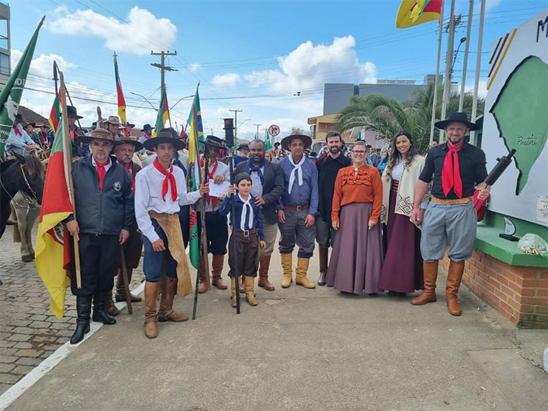 Pedras Altas participa da solenidade da distribuição da Chama Crioula em Piratini