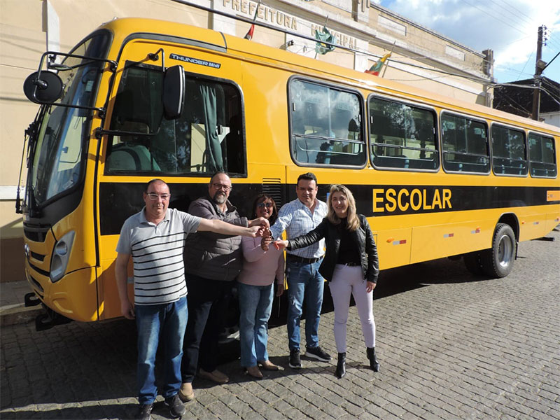Pinheiro Machado recebe veículo novo para transporte escolar